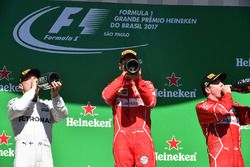 Podio: ganador Sebastian Vettel, Ferrari, segundo lugar Valtteri Bottas, Mercedes AMG F1 y tercer lugar Kimi Raikkonen, Ferrari