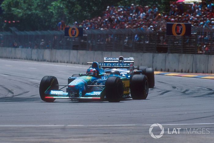 Michael Schumacher, Benetton B194 Ford delante de Damon Hill, Nigel Mansell, Williams FW16B Renault