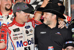 Ganador de la carrera Kevin Harvick, Stewart-Haas Racing Ford y Tony Stewart