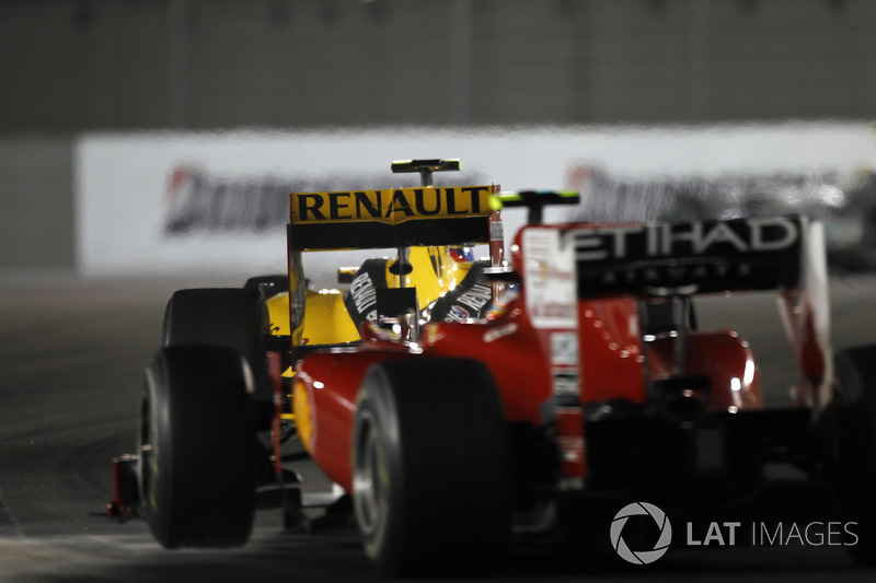 Vitaly Petrov, Renault R30, por delante de Fernando Alonso, Ferrari F10