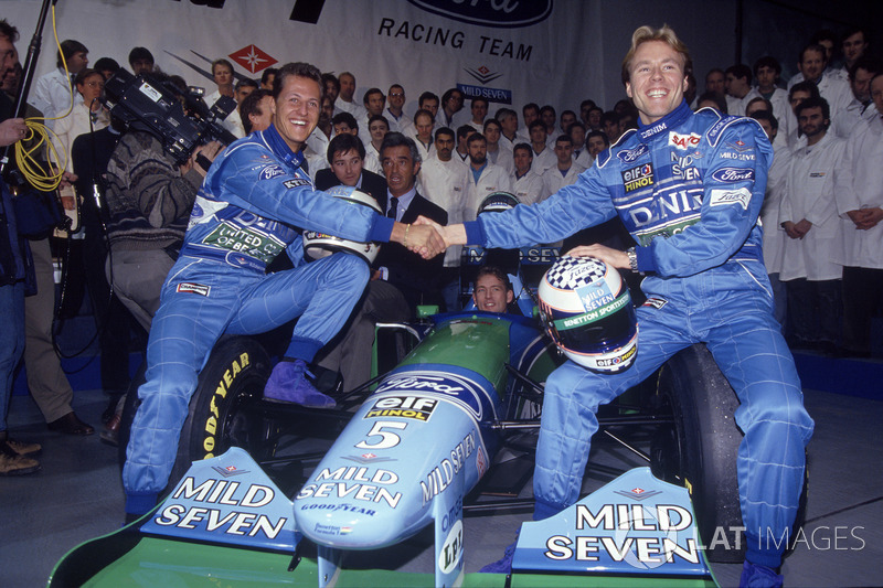 Michael Schumacher, Benetton et JJ Lehto avec Richard Grundy, Flavio Briatore et Jos Verstappen