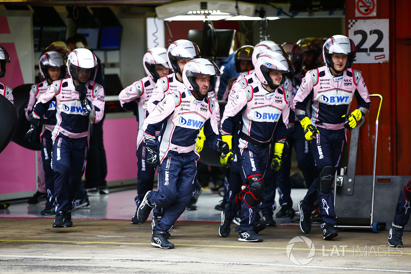 Mecánicos de Force India se preparan para una parada en boxes