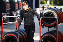 Un mécanicien McLaren avec des pneus Pirelli
