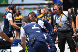 Mario Isola, direttore sportivo Pirelli osserva una Williams