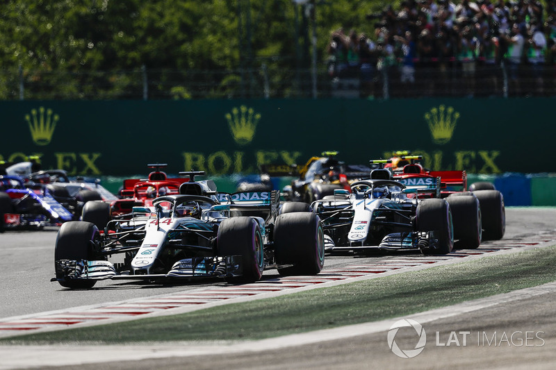Lewis Hamilton, Mercedes AMG F1 W09 devant le peloton au départ