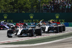 f1-hungarian-gp-2018-lewis-hamilton-mercedes-amg-f1-w09-leads-the-pack-in-the-first-corner Hamilton não enfrenta dificuldades e vence na Hungria Esportes f1-hungarian-gp-2018-lewis-hamilton-mercedes-amg-f1-w09-leads-the-pack-in-the-first-corner Hamilton não enfrenta dificuldades e vence na Hungria Esportes