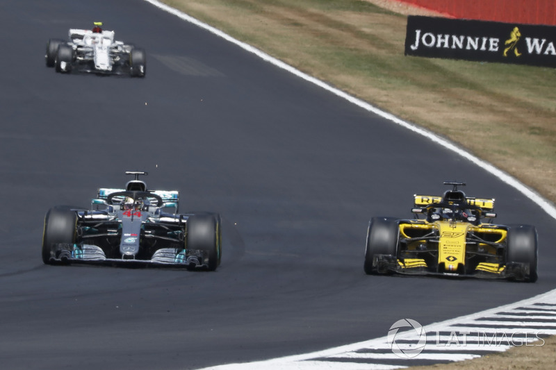 Lewis Hamilton, Mercedes-AMG F1 W09 supera Carlos Sainz Jr., Renault Sport F1 Team R.S. 18