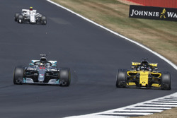 Lewis Hamilton, Mercedes-AMG F1 W09 en Carlos Sainz Jr., Renault Sport F1 Team R.S. 18