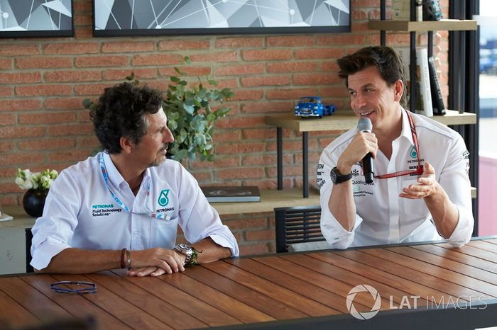 Toto Wolff, Mercedes AMG F1 Director de Motorsport con ingeniero de Petronas