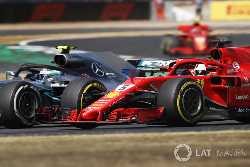 Valtteri Bottas, Mercedes AMG F1 W09, lotta con Sebastian Vettel, Ferrari SF71H