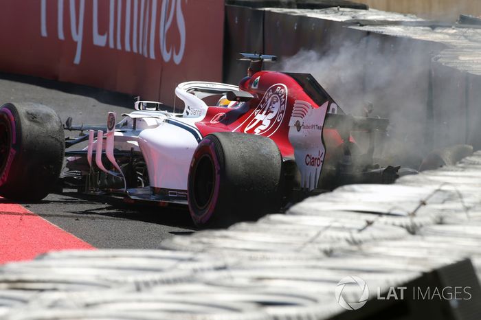 Marcus Ericsson, Sauber C37 est sorti de sa piste avant que sa voiture ne prenne feu