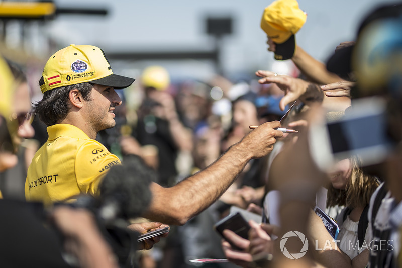 Carlos Sainz Jr., Renault Sport F1 Team signs autographs for the fans