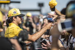 Carlos Sainz Jr., Renault Sport F1 Team signs autographs for the fans