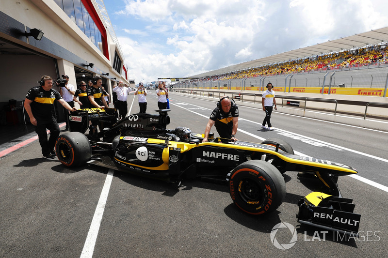 Aseel Al-Hamad bersiap mengemudikan mobil Formula 1 Lotus E20 Renault