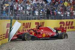 Sebastian Vettel, Ferrari SF71H, choca y queda fuera de la carrera.