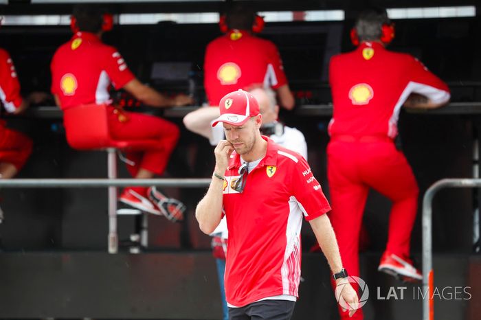 Sebastian Vettel, Ferrari, habla con Maurizio Arrivabene, Team Principal, Ferrari, y Jock Clear, Engineering Director, Ferrari tras su accidente