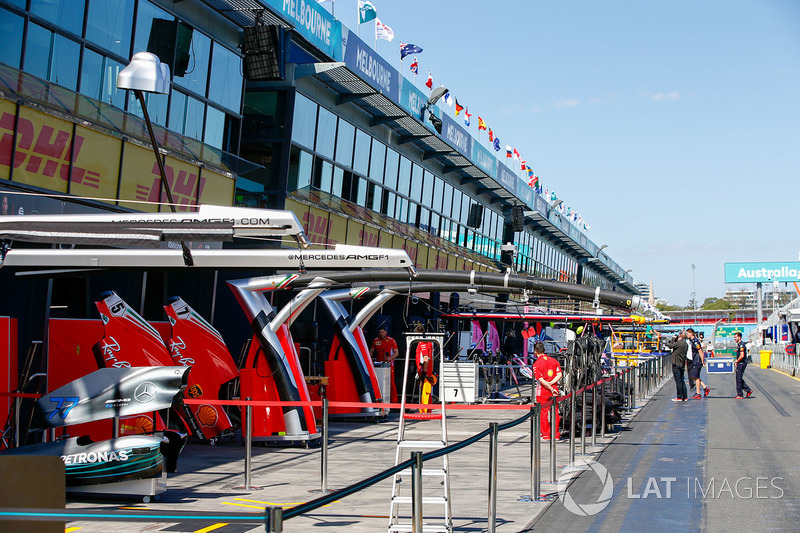 Les garages Mercedes AMG F1 et Ferrari garages dans la voie des stands