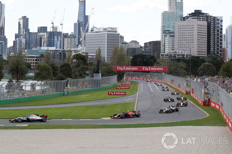 Kevin Magnussen, Haas F1 Team VF-18, Max Verstappen, Red Bull Racing RB14