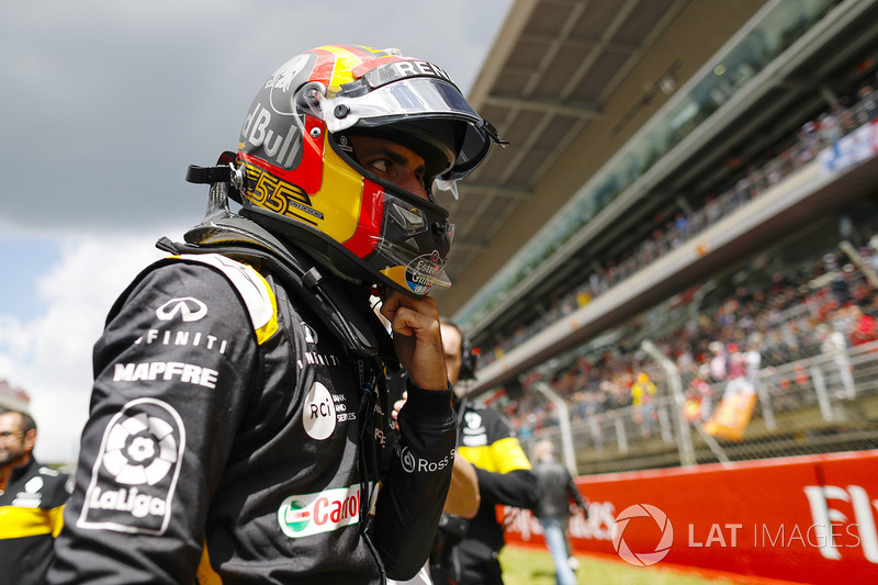 Carlos Sainz Jr., Renault Sport F1 Team, on the grid