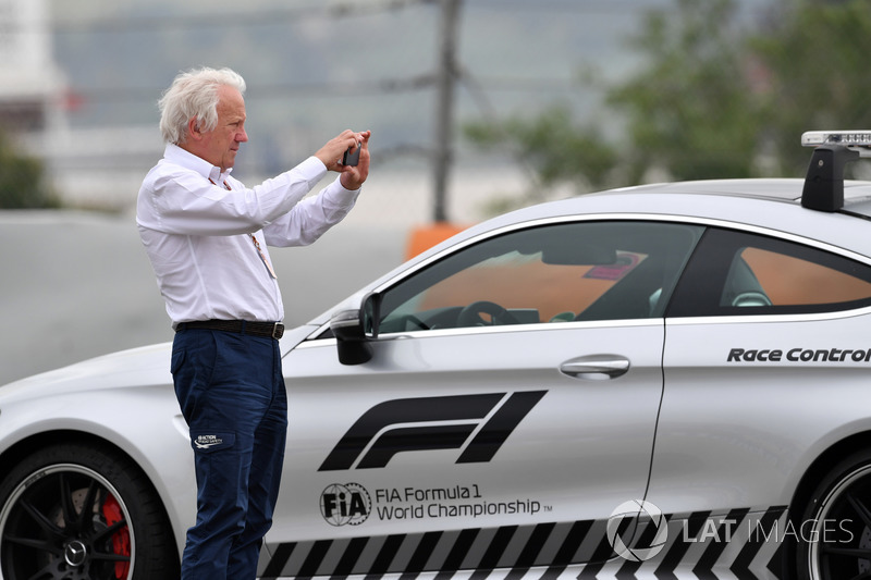 Charlie Whiting, Perwakilan FIA, mengamati tempat kecelakaan Brendon Hartley saat FP3