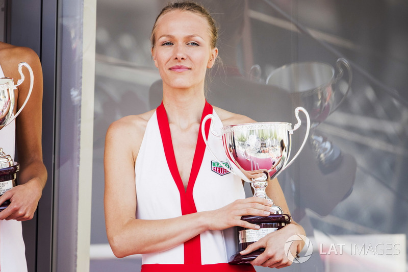 Grid girl con i trofei