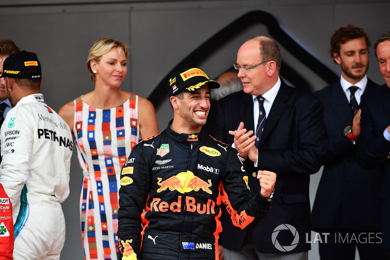 Le vainqueur Daniel Ricciardo, Red Bull Racing sur le podium