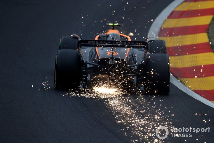 Lando Norris, McLaren MCL36 saca chispas