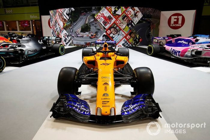 Un McLaren MCL34 en el stand de F1 Racing