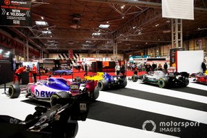 Un Racing Point RP19, un McLaren MCL34 y un Mercedes AMG F1 W10 en el stand de F1 Racing