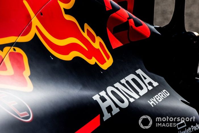 La marca Honda Hybrid en la cubierta motor del Red Bull