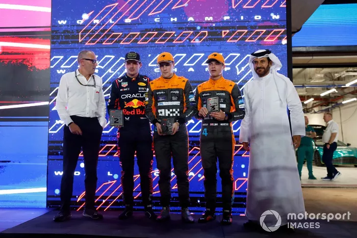 Stefano Domenicali, CEO, Fórmula 1, Max Verstappen, Red Bull Racing, 2ª posición y campeón del mundo de pilotos 2023, Oscar Piastri, McLaren, 1ª posición, Lando Norris, McLaren, 3ª posición, Mohammed bin Sulayem, presidente, FIA, tras la carrera Sprint.