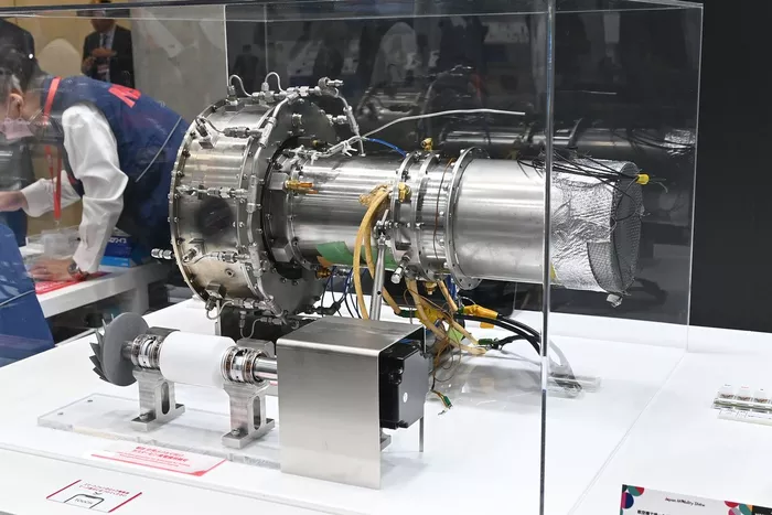 NSKの空飛ぶクルマ向けガスタービン発電機用軸受(手前)