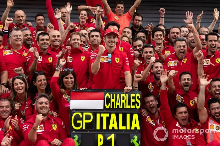 Il vincitore della gara Charles Leclerc, Ferrari in posa per una foto con il team Ferrari