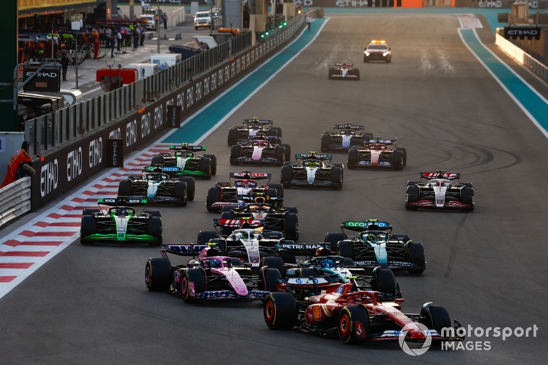 Carlos Sainz, Ferrari SF-24, Pierre Gasly, Alpine A524, George Russell, Mercedes F1 W15, Nico Hulkenberg, Haas VF-24, Fernando Alonso, Aston Martin AMR24, el resto de la parrilla en la salida.