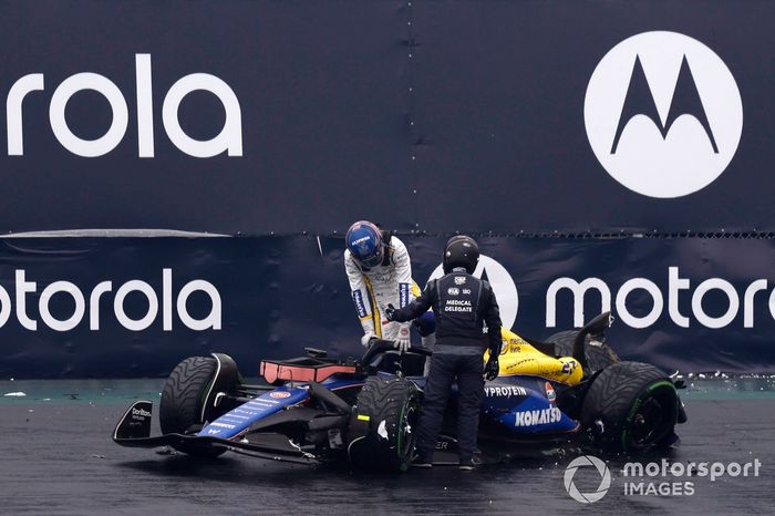 Alex Albon, Williams FW46, se baja del coche tras caerse en la calificación 