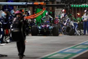 Liam Lawson, VCARB 01, hace una parada en boxes