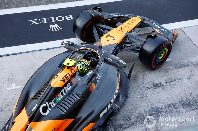 Lando Norris, McLaren MCL38, sort du garage