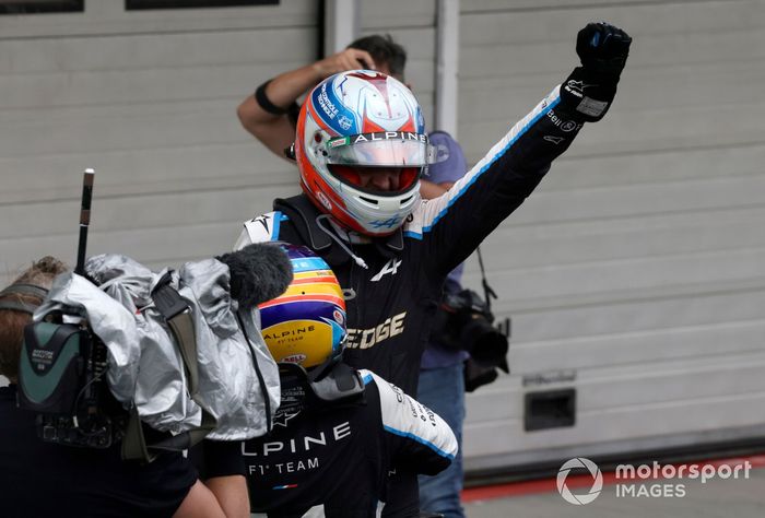 Fernando Alonso, Alpine F1, celebra con Esteban Ocon, Alpine F1, la 1ª posición, en el Parc Ferme