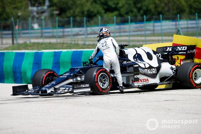 Yuki Tsunoda, AlphaTauri AT02, se baja de su coche tras hacer un trompo en los entrenamientos