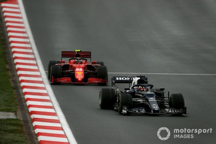 Yuki Tsunoda, AlphaTauri AT02, Carlos Sainz Jr., Ferrari SF21
