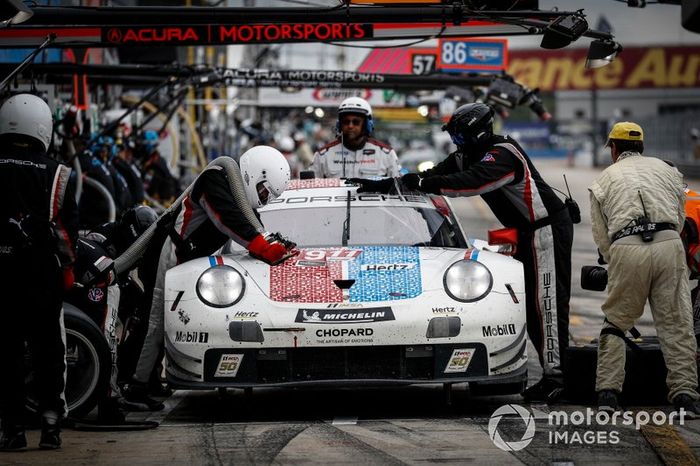#911 Porsche GT Team Porsche 911 RSR, GTLM: Patrick Pilet, Nick Tandy, Frederic Makowiecki, pit stop