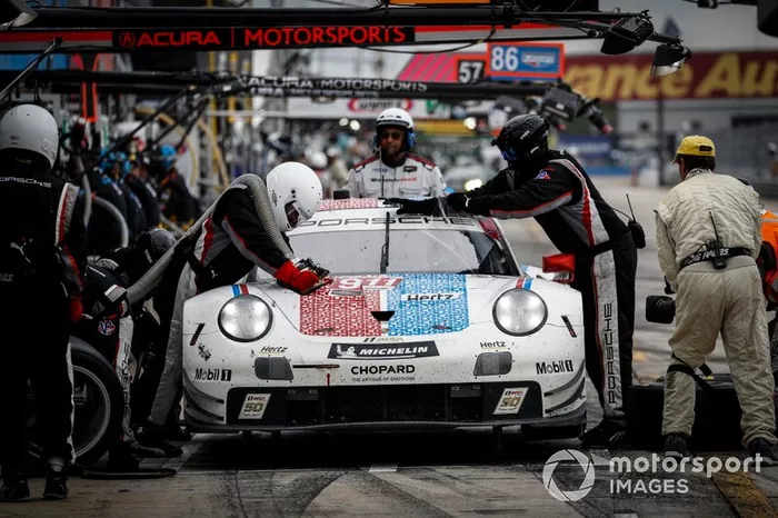 #911 Porsche GT Team Porsche 911 RSR, GTLM: Patrick Pilet, Nick Tandy, Frederic Makowiecki, pit stop