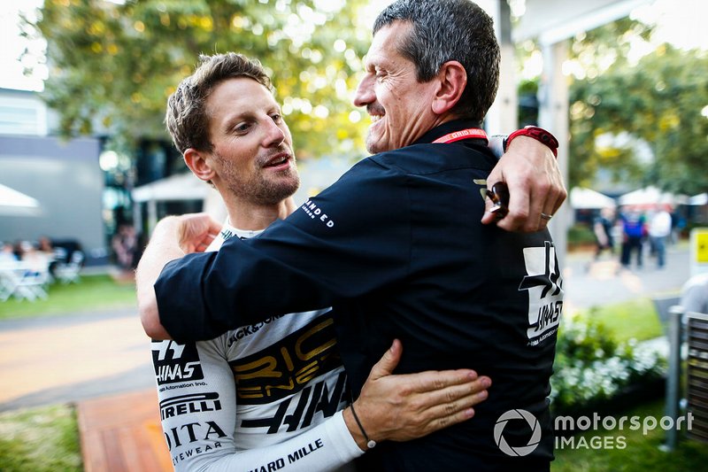 Romain Grosjean, Haas F1, and Guenther Steiner, Team Principal, Haas F1, congratulate each other with a hug