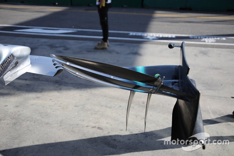 Mercedes AMG F1 W10, dettaglio dell'ala anteriore modificata per spostare il flusso verso l'esterno della ruota