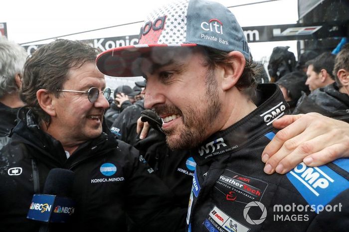 Fernando Alonso es felicitado tras su victoria en Daytona