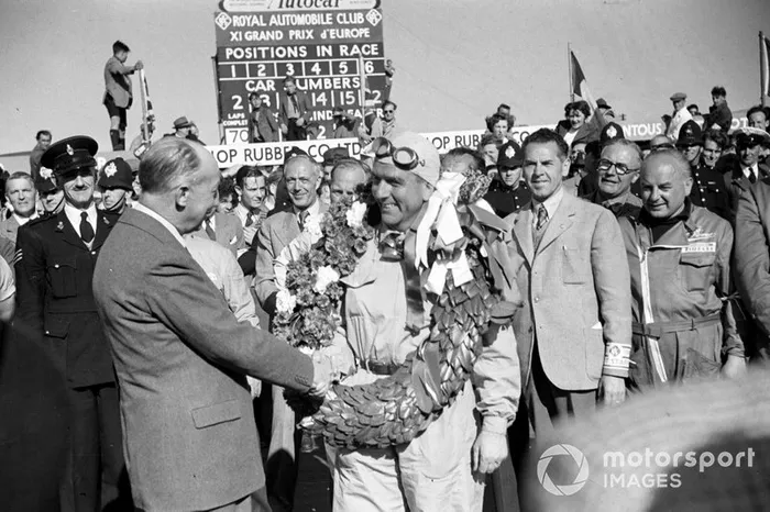 Giuseppe Farina vence a primeira corrida da F1