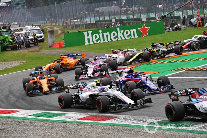 Sergey Sirotkin, Williams FW41, Pierre Gasly, Scuderia Toro Rosso STR13, Fernando Alonso, McLaren MCL33 y Sergio Perez, Racing Point Force India VJM11 al inicio