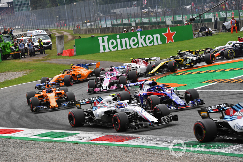 Сергій Сироткін, Williams FW41, попереду суперників