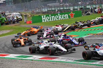 Sergey Sirotkin, Williams FW41, Pierre Gasly, Scuderia Toro Rosso STR13, Fernando Alonso, McLaren MCL33 and Sergio Perez, Racing Point Force India VJM11 at the start of the race