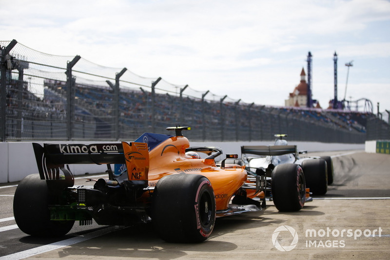 Valtteri Bottas, Mercedes AMG F1 W09, devant Stoffel Vandoorne, McLaren MCL33